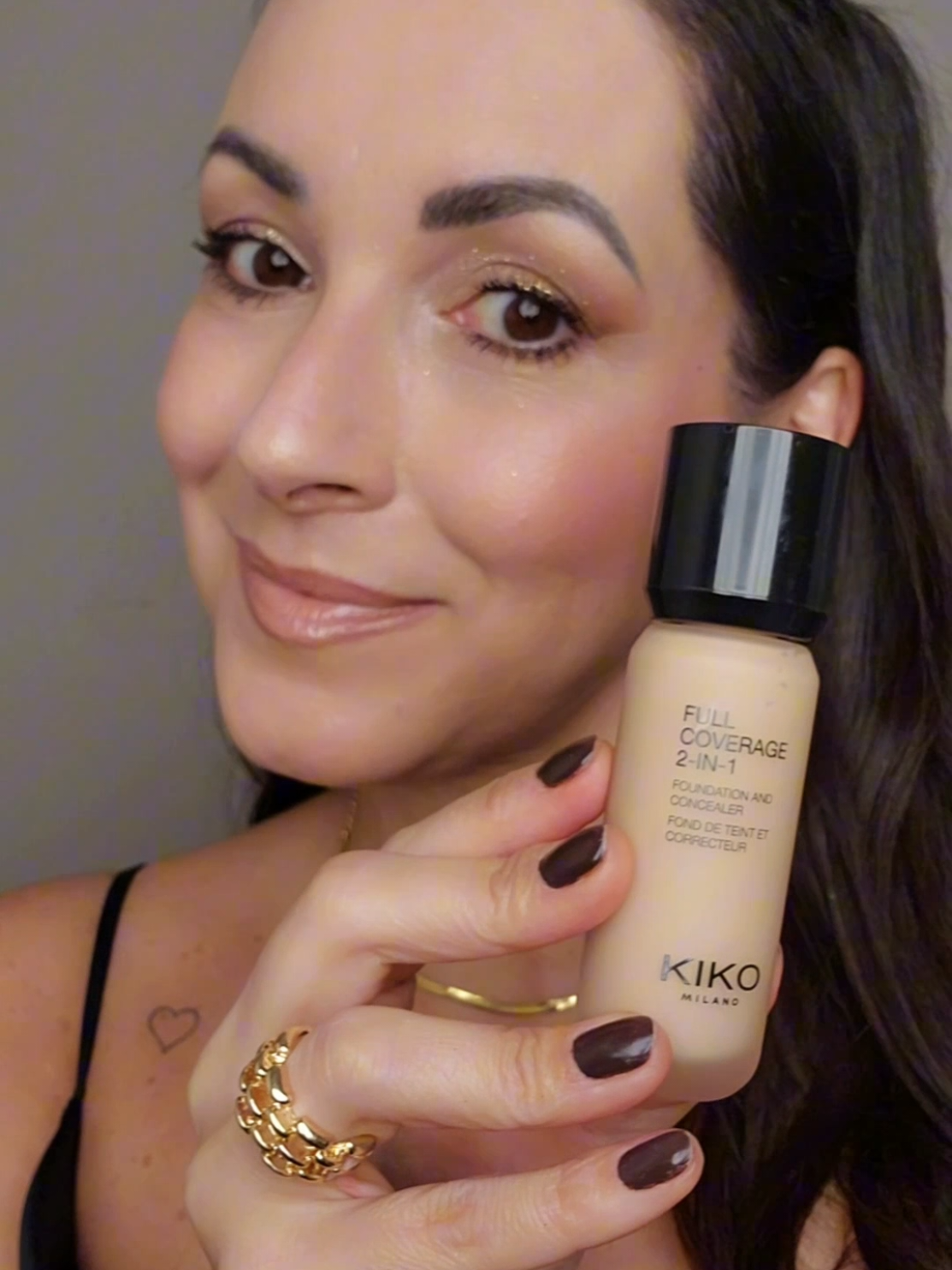 Base Full Coverage 2 em 1 da kiko Milano. Uma base de cobertura alta, com acabamento aveludado (semi matte), textura cremosa e que promete não pesar!  Possui uma grande cartela de cores (42 tons) a que usei aqui é a WR15, e gostei muito dela tanto como base como corretivo! Tenho 47 anos, pele normal e pra mim, deixou um acabamento lindo, confortável e sem evidenciar as linhas! Mais um produto da @kikomilanobr  pra minha lista de favoritos! Já usaram? 💋 Melissa ♡ A marca agora tem loja oficial na @amazonbrasil deixei link nos stories!  #kiko #kikomilano #basefullcoverage #pelemadura 