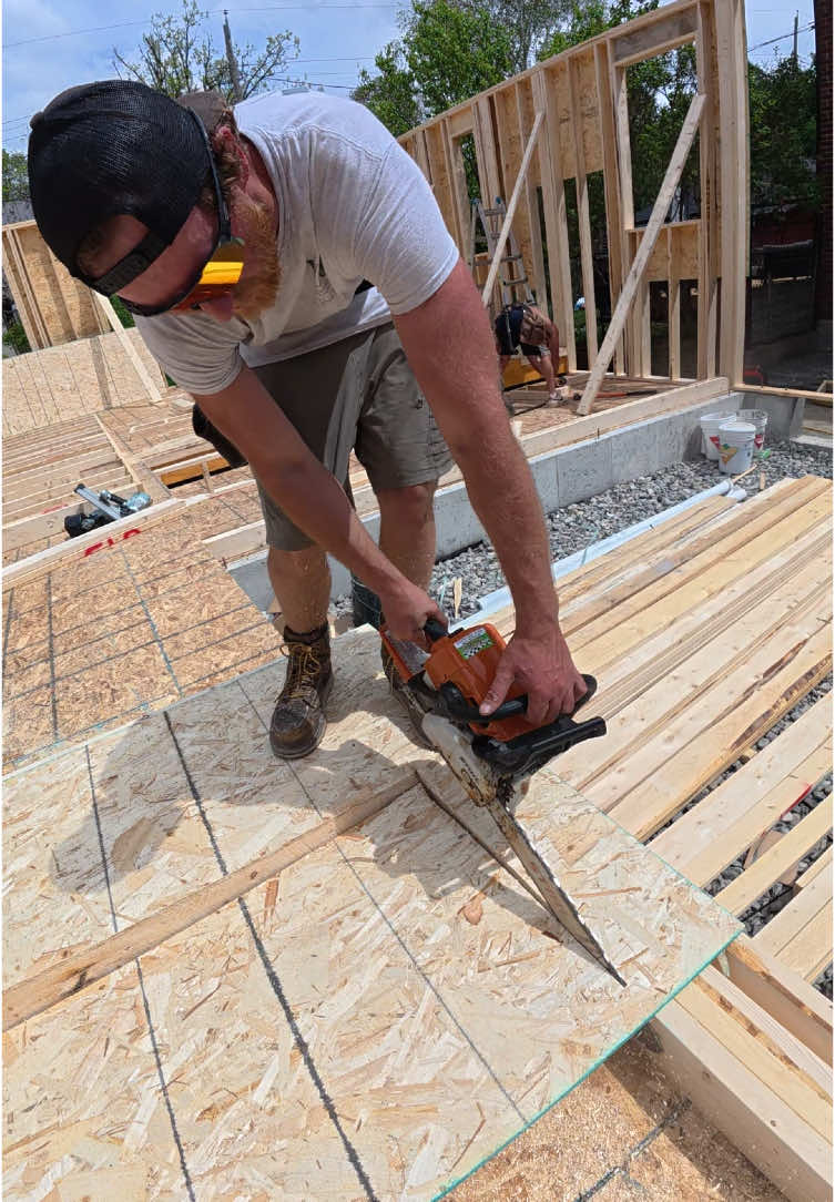The boys are back at it ⛓️‍💥🪚 #framing #framer #carpenter  #carpentry #fyp 