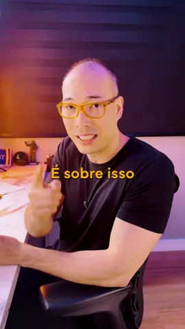 A frequência ideal de postagens é a mesma para todos? 📊 Quando falamos em frequência de postagens, não existe um número mágico que funcione para todos os perfis. O que realmente importa é quantas vezes uma mesma pessoa vê seu conteúdo dentro de um período. De acordo com estudos, impactar um usuário pelo menos duas vezes na semana pode aumentar em 95% a lembrança da sua marca e a intenção de compra. Mas como saber se você está postando na quantidade certa? 🔍 Um jeito prático de descobrir é calcular sua frequência de impactos. Basta dividir o número de visualizações pelo número de contas alcançadas nos últimos sete dias. Se esse número for menor que 2, significa que poucas pessoas estão vendo seu conteúdo mais de uma vez, e pode ser interessante aumentar o volume de postagens. Se for maior que 6, talvez você esteja falando repetidamente com a mesma audiência e precise trazer novos seguidores, equilibrando o uso de formatos como Reels, carrosséis e Stories. 📈 A chave não está apenas no número de posts, mas na variedade e na estratégia por trás deles. Se você posta todos os dias, mas sempre no mesmo formato, pode estar limitando seu alcance. O ideal é combinar Reels para atrair novas pessoas, carrosséis para aprofundar informações e Stories para manter a conexão com quem já te segue. Dessa forma, você aumenta sua frequência de impactos de forma equilibrada e mantém seu público engajado. Faz sentido? #marketingdigital #dicasdeinstagram #midiassociais #influenciadoresdigitais #conteudodigital #redessociais #marketingestrategico #marketingdeconteudo #socialmediabrasil #conteudodevalor #gestaoderedessociais