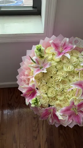 Lilies 🥹#lily #lilies #lilybouquet #pinkbouquet #roses #ramo #ramobuchon #florist #nycflorist #floristoftiktok #fyp 