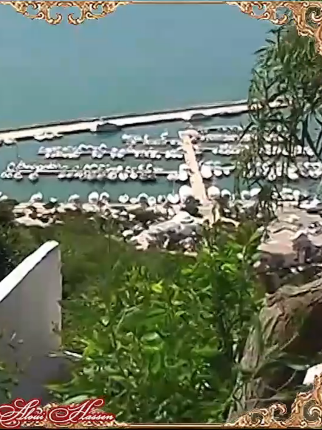 SIDI BOU SAID En 2005 L'odeur de rose, faible, grâce au vent léger d'été qui passe, se mêle aux parfums qu'elle a mis.