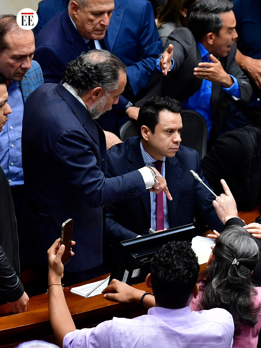 En un álgido enfrentamiento, gritos de lado y lado y acusaciones de fraude terminó la votación de la consulta popular en el Senado. La plenaria de la cámara alta hundió, con apenas dos votos de diferencia, la propuesta que buscaba llevar 12 preguntas a las urnas para implementar cambios en la legislación laboral de Colombia. Desde China, el presidente Gustavo Petro rechazó la determinación del Congreso y habló de movilización. #Noticiashoy #Consultapopular #GobiernoPetro