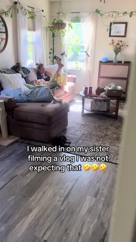 To be fair her hands are full 🤣🤣🤣🤣 sis needs a tripod lmfao #fyp #twinmom #momlife @Genna | Twin Mommy 
