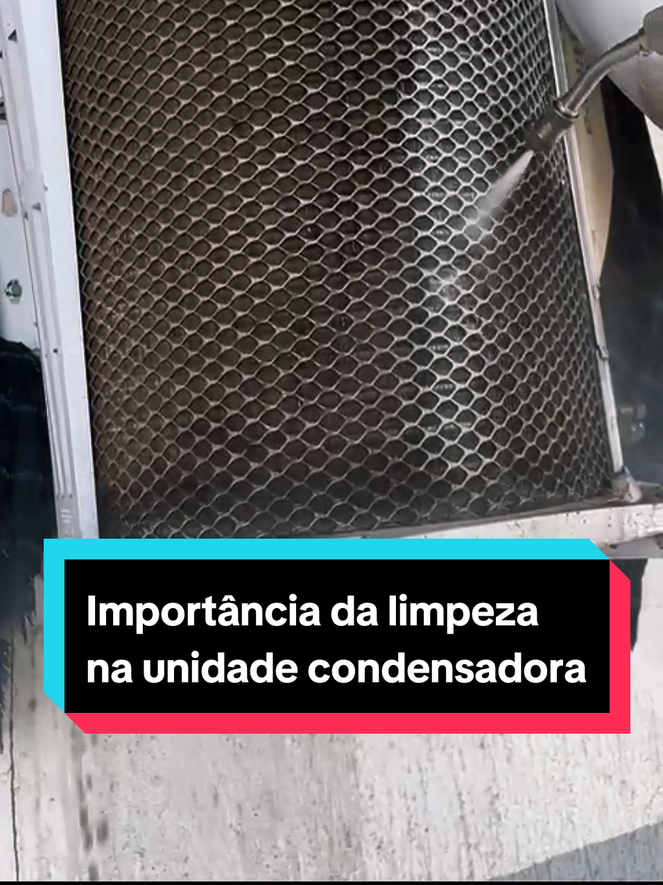🧼 Você lembra da última vez que a unidade condensadora do seu ar-condicionado foi lavada? A sujeira acumulada impede a troca de calor, faz o compressor trabalhar mais e aumenta o consumo de energia! Além disso, reduz a vida útil do equipamento e pode causar falhas mais sérias. Manter a condensadora limpa é cuidado e economia no bolso! 💸❄️ #arcondicionado  #climatização #refrigeração 