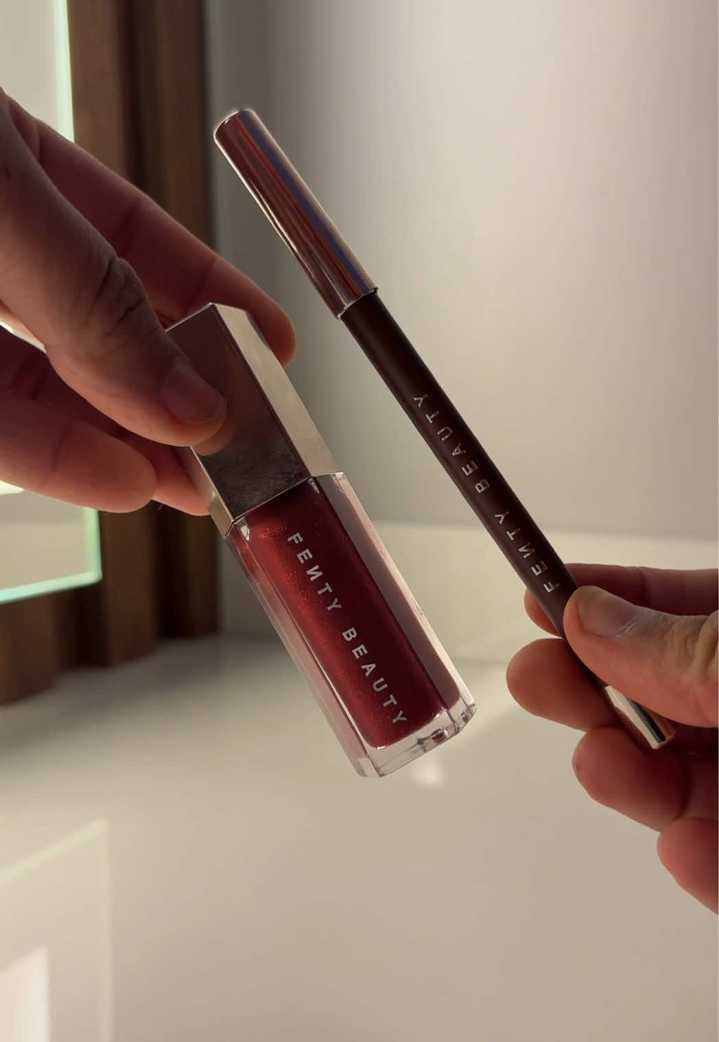 Riri entregou mais uma vez, e eu amo 🍒                                              #fenty #fentybeauty #rihanna #cherry #makeup #sephora #gloss #lip #glossbomb @Sephora Brasil @Fenty Beauty 