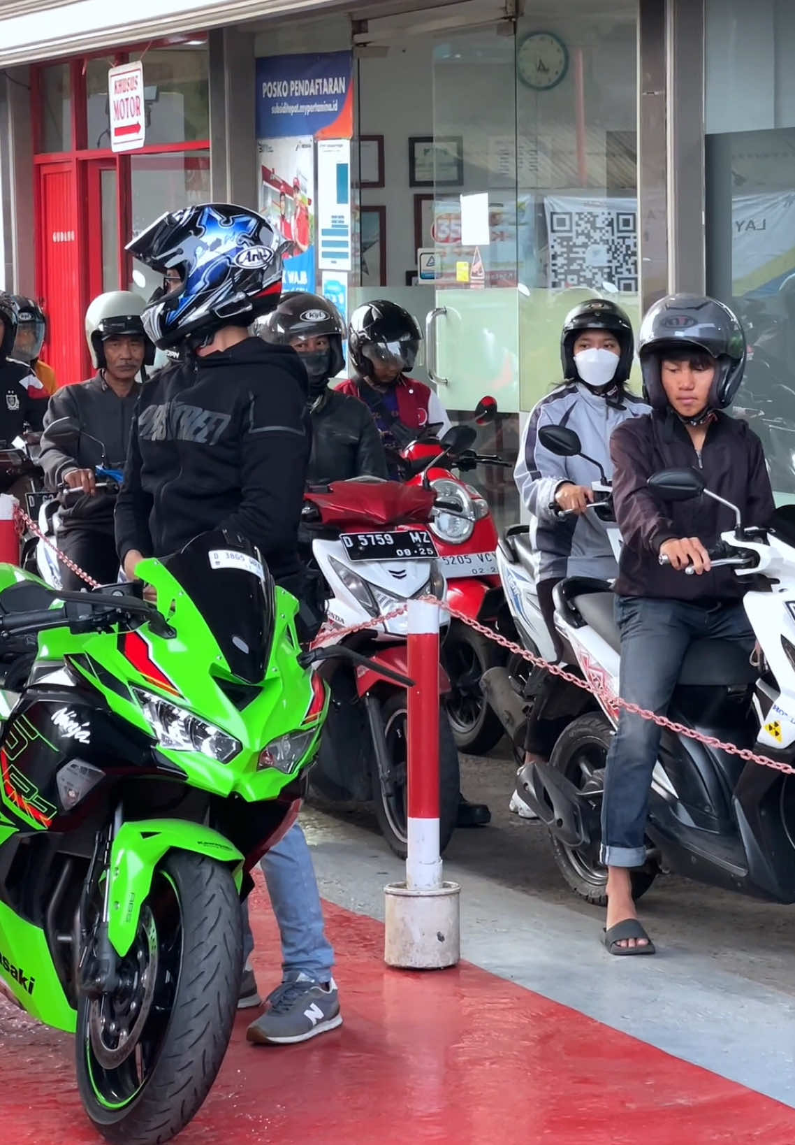 Isi bensin pake moge di liatin terus #zx25r 