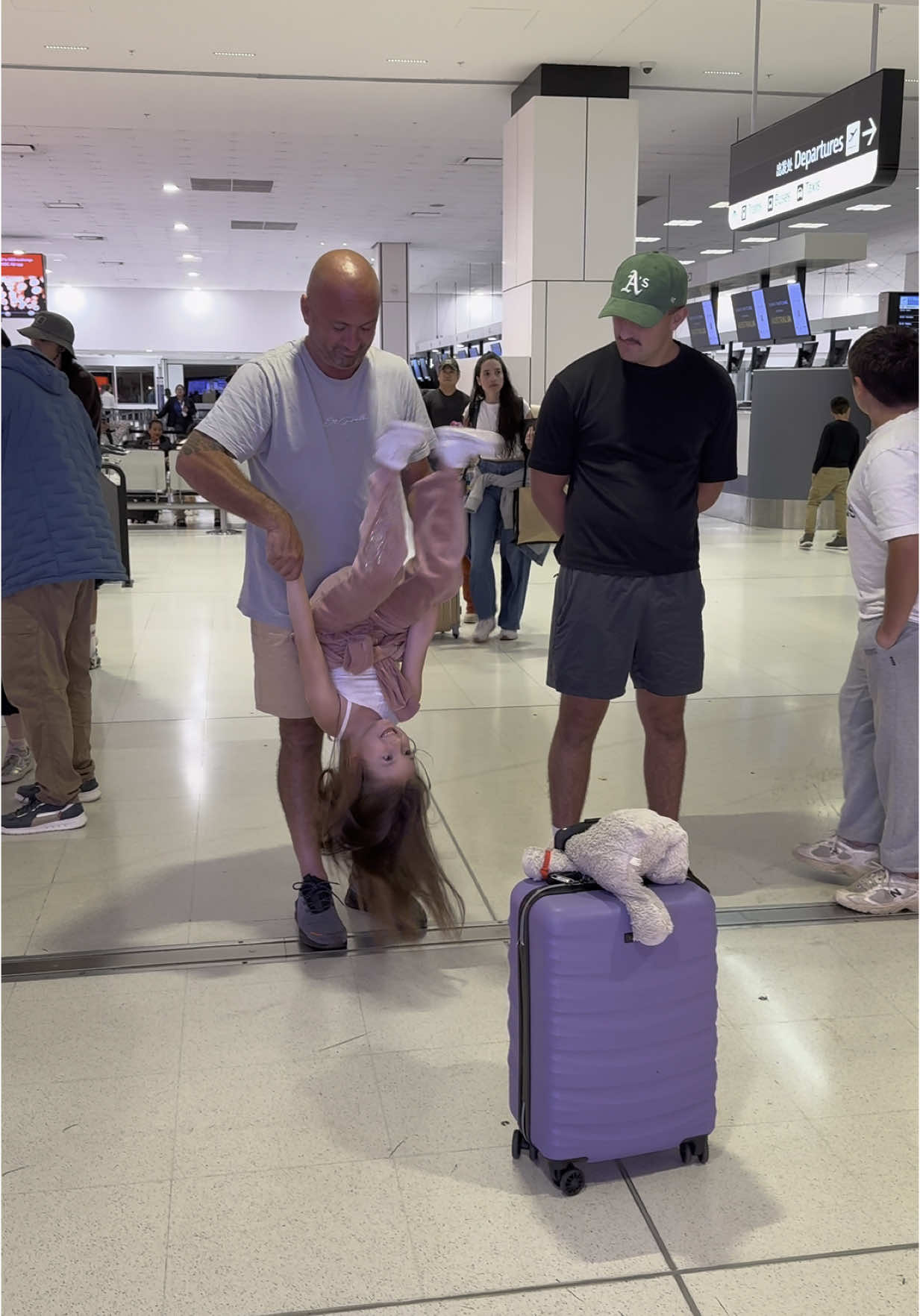 Saying goodbye is always the hardest part for Zara’s Daddy 🥹 #travel #international #actor #kidsoftiktok #emotional #goodbye #howdoisaygoodbye #actress #fyp #foryou