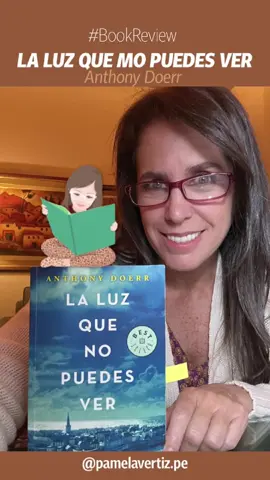“La luz que no puedes ver” de Anthony Doerr  Una novela conmovedora, intensa y profundamente humana. Con capítulos breves y dos historias que corren en paralelo hasta encontrarse, la narrativa atrapa y emociona desde el primer momento. Una historia sobre la Segunda Guerra Mundial, pero que trasciende cualquier conflicto bélico: habla de la infancia arrebatada, los ideales truncados y la luz de la esperanza que, aún en la oscuridad, se niega a apagarse. He sentido el miedo, la fe, el mar, el dolor… Y he visto esa luz que no puedes ver. 📖 Totalmente recomendable 💯% #BookReview #Laluzquenopuedesver #AnthonyDoerr #LecturaRecomendada #LibrosQueTransforman #BookLovers #SegundaGuerraMundial 