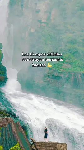 Los tiempos difíciles construyen personas fuertes 💪✨ . . . . #frasesmotivadoras  #personasfuertes #CapCut #cascada #rincondeltigre #naturaleza 