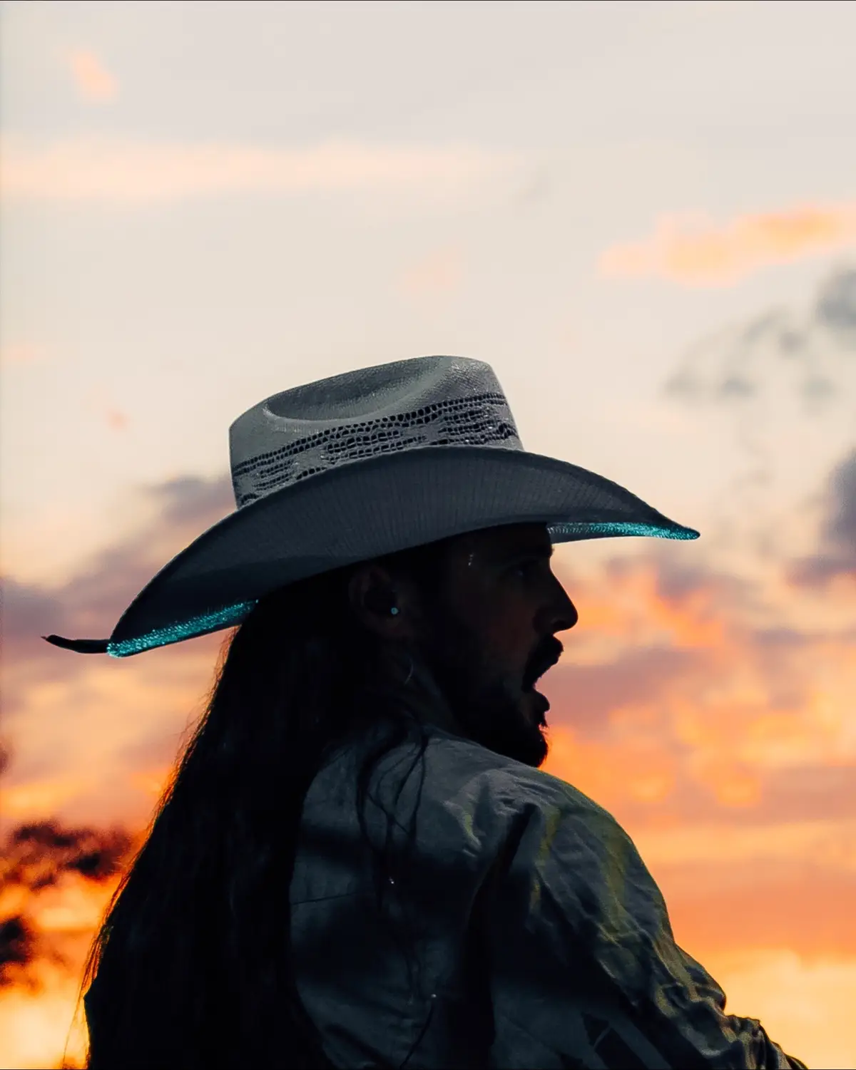 Chasing that sunset all summer from California to Florida and every where between… best ticket you’ll ever buy 🐎🎻 link in bio! #country #OnTour #countrymusic #Summer 