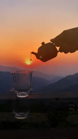 Have a cup of green tea to welcome the beautiful morning sunrise, and then go for a walk to see the green mountains and green waters.#sunrise#Lucid waters and lush mountains#naturallandscapes #Scenery 