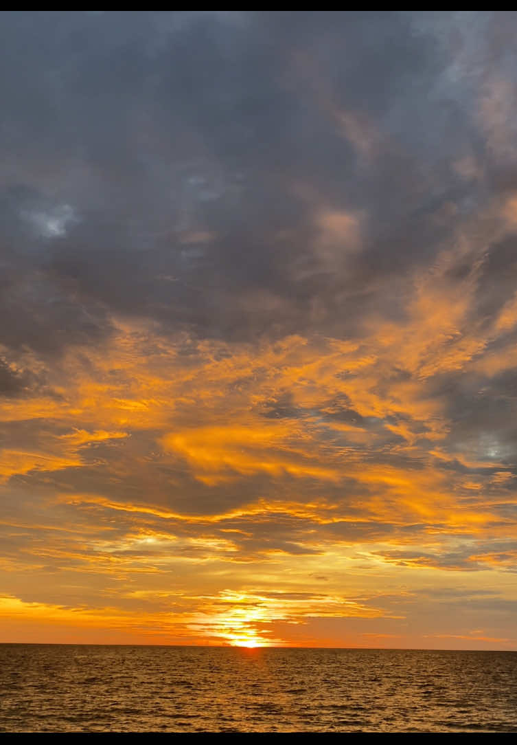 🪶🌅#fyp #pantai #laut #sunset #vibes #4u #masukberanda #malukupride🏝🔥 #view #pemandanganindah 