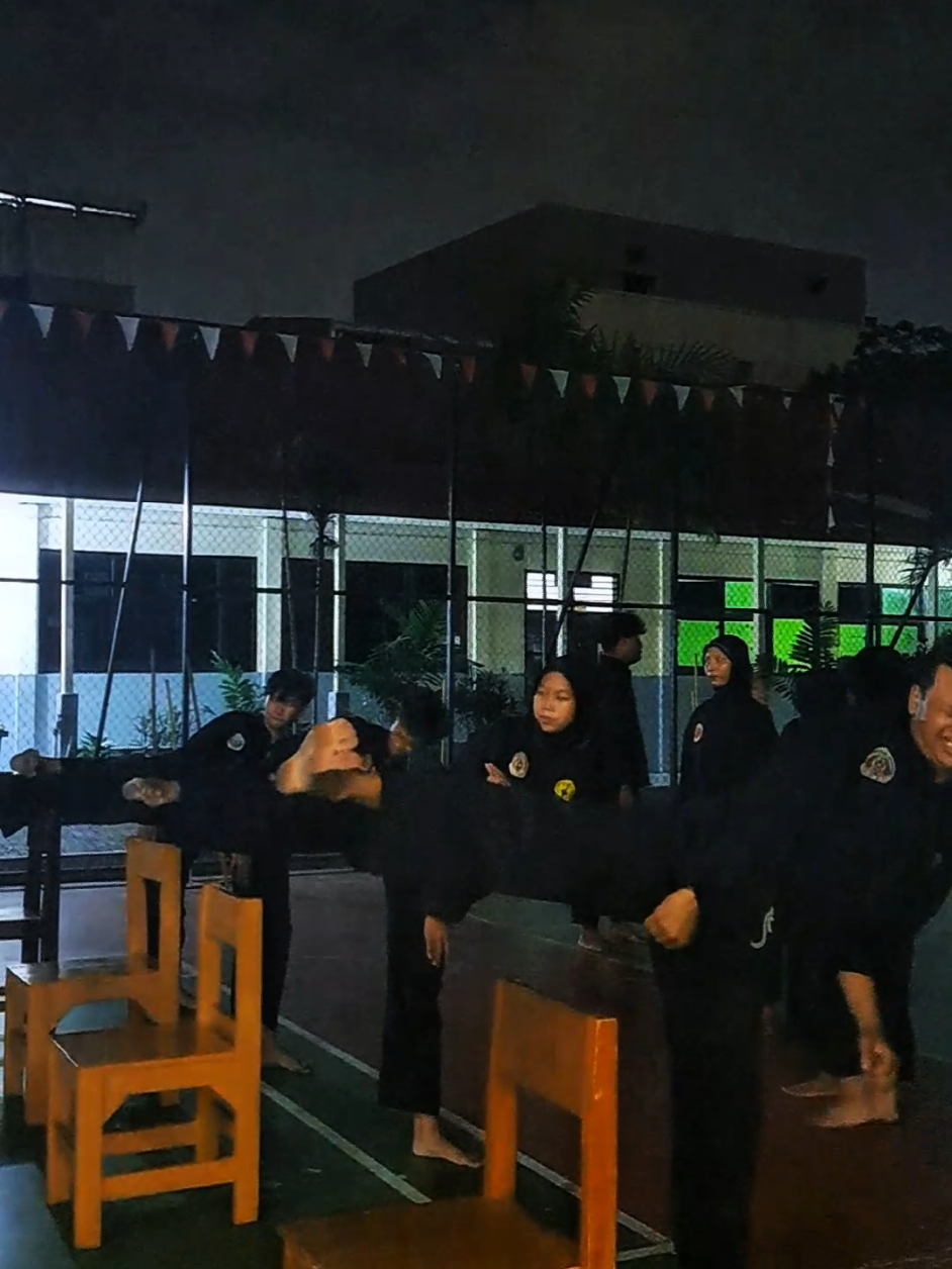 malem malem yang lain nyalain lampu, kita nyalain semangat🤙🏻🤩 #latihansilat #fyp #malamproduktif #lampukaka #porbritrisula