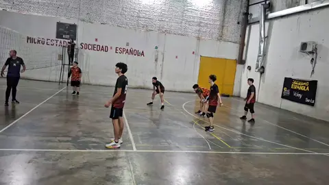 sociedad siendo sociedad  🤣❤️💛❤️ . . . . . . #sanluis #voley #pfypシ #risa #humor #deporte#sociedad#españa#española 