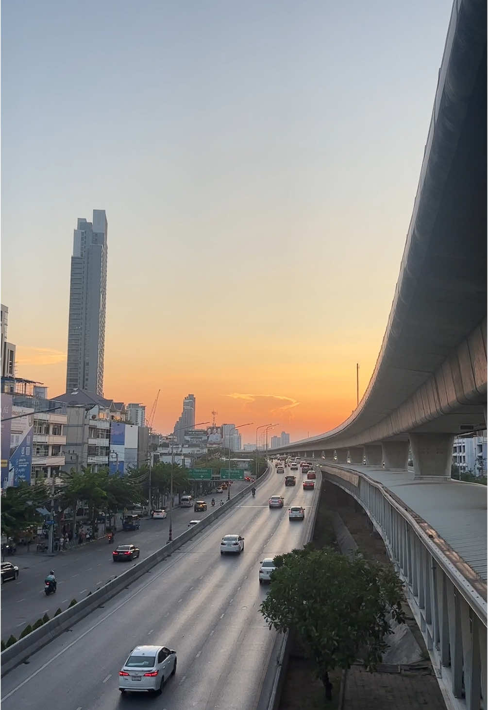 “Living in Bangkok feels like chasing peace in the middle of chaos.”  “การใช้ชีวิตในกรุงเทพเหมือนตามหาความสงบท่ามกลางความวุ่นวาย” [ 🌞🚙🚝🌇 ] INSTAGRAM (IG) : beyond.theview_ TIKTOK (TT) : @.beyond.theview_ #กรุงเทพมหานคร #กรุงเทพ #ประเทศไทย #เมืองร้อน #thailand #thai #bangkok #bangkokthailand #🇹🇭 #อากาศตอนเย็น #ชีวิตกรุงเทพ #วิว #วิวพระอาทิตย์กําลังจะตก #วิวกรุงเทพ #วิวกรุงเทพมหานคร #btsวงเวียนใหญ่ #สถานีรถไฟฟ้าวงเวียนใหญ่ #ถนน #สวยงาม #เทรดวันนี้ #รักประเทศไทย #ฮีลใจ #tiktokพาเที่ยว #tiktok #typ #fyp 