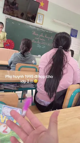 Mới năm nào còn hồi hộp cái ngày Mẹ đi họp cho mình về sợ bị ăn cây!!  Giờ thì mình được là người cầm cây rồi 😂  #hopphuhuynhcuoinamhoc 