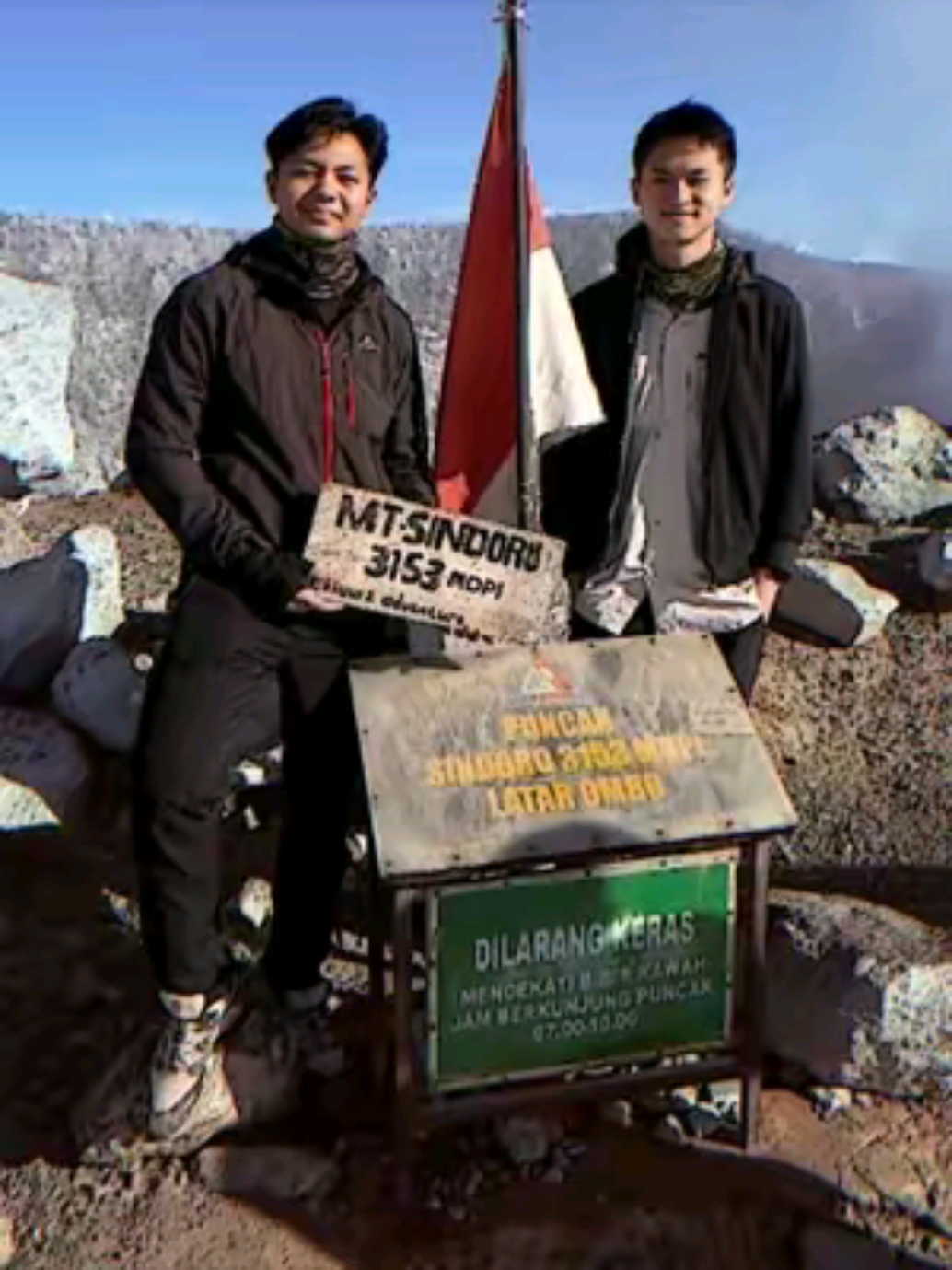 lampuu kaka 😝 @leo_edw @dillonwillend  #mtsindoro #sindoro #gunungsindoro #mtsindoro3153mdpl #mtsindoroviakledung #gunung #pendaki #pendakigunung #sindorosumbing #leonardoedwin #dillonwillend #lele #pendakiindonesia #indonesia #fyp #CapCut 