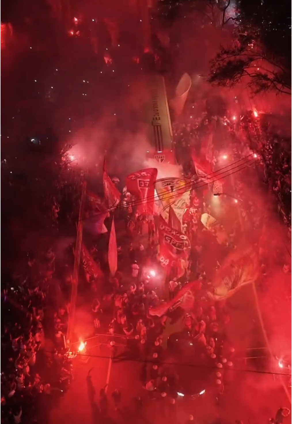 Festa incrível! Torcida do São Paulo antes do jogo recepcionando o ônibus do time no Morumbis! #SPFC #libertadores 