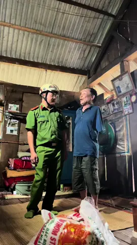 Biết ơn công lao to lớn của cha ông ta, đã đổ xuống bao nhiêu xương máu để con cháu có được ngày hôm nay #cand #conganxa #quansim36 