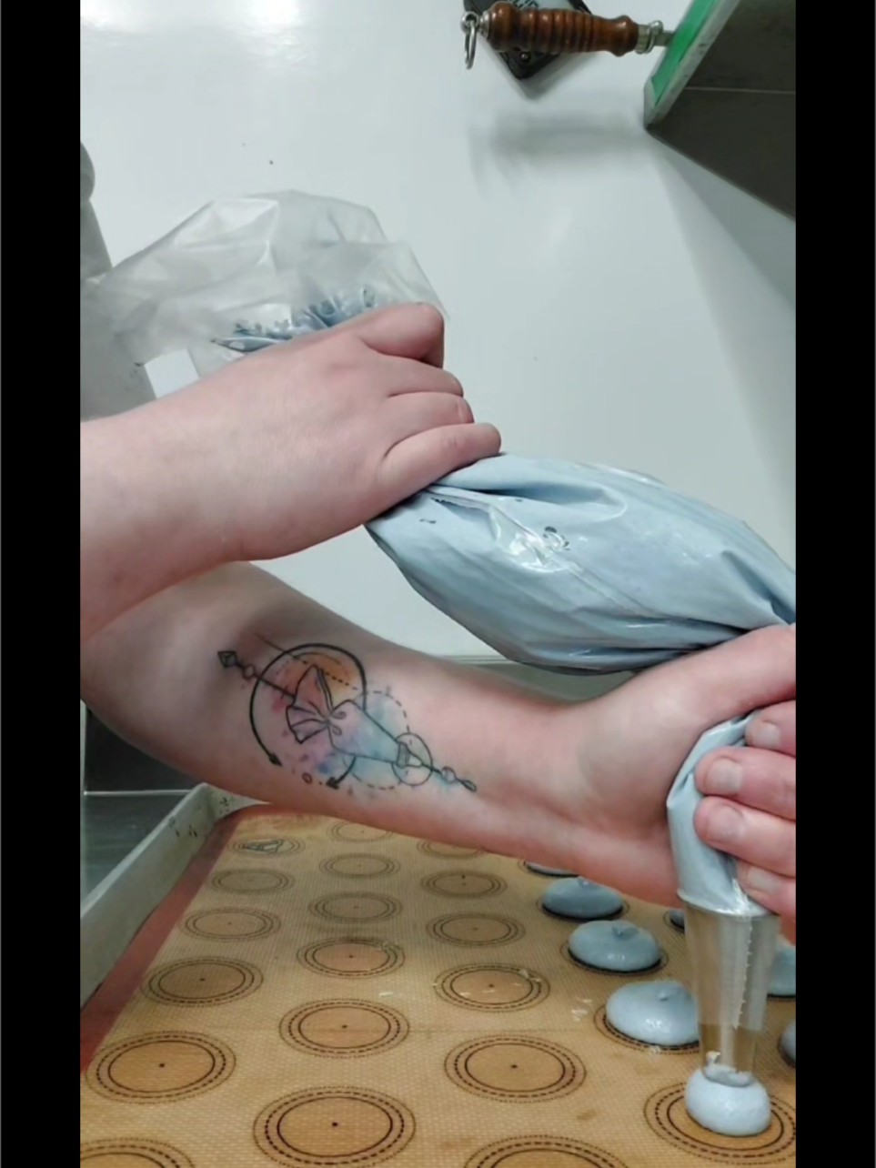 Macron day!!♥️✨️ #frenchmacarons #dessert #dayinmylife #victoriabccanada🇨🇦🇨🇦🇨🇦 #proudtobecanadian👱🏻‍♀️ #enjoyinglife♥️✌🏻 #baking #video #videoviral #pastry #linechef #popular #videoviral #pastrychef #blessedlife😇 #victoria #canada_life🇨🇦 #canada🇨🇦 #proud #happy #blessed #delicious #yummy #yummypastry #restaurants #friends #anxiety #anxietysong 