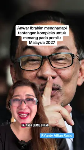 Anwar Ibrahim menghadapi tantangan yang kompleks  Beberapa orang menyarankan saya membahas kemungkinan Anwar Ibrahim menang lagi pada pemilu Malaysia 2027. Anwar Ibrahim, sebagai Perdana Menteri Malaysia, menghadapi berbagai tantangan kompleks yang saling berkaitan.  Tantangan-tantangan ini dapat dikelompokkan menjadi beberapa kategori utama: Tantangan Politik: • Stabilitas Koalisi:  Pemerintahan Anwar Ibrahim bergantung pada koalisi yang relatif rapuh dan terdiri dari berbagai partai dengan ideologi dan kepentingan yang beragam.  Menjaga koalisi tetap utuh dan menghindari perpecahan internal merupakan tantangan besar yang terus menerus dihadapinya.  Kehilangan dukungan dari satu atau beberapa partai anggota koalisi dapat mengancam stabilitas pemerintahannya. • Oposisi yang Kuat:  Anwar Ibrahim menghadapi oposisi yang kuat dan terorganisir.  Oposisi terus berupaya untuk mengkritik kebijakan pemerintah dan memanfaatkan kelemahan-kelemahan pemerintahan untuk memperoleh dukungan publik.  Menangani kritik dan tekanan dari oposisi membutuhkan strategi politik yang cermat dan efektif. • Persaingan Internal:  Meskipun memimpin koalisi, Anwar Ibrahim mungkin masih menghadapi persaingan internal dari tokoh-tokoh politik lain di dalam koalisinya sendiri yang juga memiliki ambisi politik.  Menjaga keseimbangan kekuasaan dan mengelola dinamika internal koalisi merupakan tantangan yang signifikan. Tantangan Ekonomi: • Pertumbuhan Ekonomi:  Menjaga pertumbuhan ekonomi yang stabil dan inklusif merupakan tantangan utama.  Anwar Ibrahim perlu menyeimbangkan kebutuhan untuk menarik investasi asing dengan upaya untuk meningkatkan kesejahteraan rakyat dan mengurangi kesenjangan ekonomi. • Inflasi dan Biaya Hidup:  Inflasi dan peningkatan biaya hidup merupakan masalah yang memengaruhi daya beli masyarakat.  Pemerintah perlu mengambil langkah-langkah efektif untuk mengendalikan inflasi dan meringankan beban ekonomi masyarakat. • Ketergantungan Ekonomi:  Malaysia masih memiliki ketergantungan ekonomi pada sektor-sektor tertentu.  Diversifikasi ekonomi dan pengembangan sektor-sektor baru menjadi penting untuk meningkatkan ketahanan ekonomi negara. Tantangan Sosial: • Ketimpangan Sosial:  Kesenjangan ekonomi dan sosial masih menjadi masalah serius di Malaysia.  Pemerintah perlu merumuskan kebijakan yang efektif untuk mengurangi kesenjangan dan meningkatkan akses terhadap pendidikan, kesehatan, dan kesempatan ekonomi bagi semua lapisan masyarakat. • Isu Ras dan Agama:  Malaysia memiliki keragaman etnis dan agama yang kaya, tetapi juga rentan terhadap sentimen rasial dan keagamaan.  Menjaga kerukunan antar kelompok masyarakat dan mencegah konflik merupakan tantangan yang penting. • Reformasi Institusi:  Anwar Ibrahim berjanji untuk melakukan reformasi institusi untuk meningkatkan tata kelola pemerintahan yang baik, memerangi korupsi, dan memperkuat supremasi hukum.  Namun, melaksanakan reformasi ini akan menghadapi berbagai hambatan dan memerlukan komitmen yang kuat. Secara keseluruhan, Anwar Ibrahim menghadapi tantangan yang kompleks dan saling terkait.  Keberhasilannya dalam mengatasi tantangan-tantangan ini akan menentukan stabilitas dan keberhasilan pemerintahannya. Menentukan Lawan Terkuat Anwar Ibrahim pada Pemilu Malaysia 2027 Sulit Diprediksi Saat ini, memprediksi lawan terkuat Anwar Ibrahim pada Pemilu Malaysia 2027 masih terlalu dini. Lanskap politik Malaysia sangat dinamis, dan banyak faktor yang dapat memengaruhi kekuatan dan popularitas para tokoh politik menjelang pemilu. Faktor-faktor yang Mempengaruhi Persaingan Politik Beberapa faktor kunci yang akan menentukan persaingan politik di Malaysia hingga 2027 meliputi: • Perkembangan Koalisi Politik:  Struktur koalisi politik di Malaysia sangat fluktuatif.  Aliansi dan perpecahan antar partai dapat secara drastis mengubah peta kekuatan politik.  Partai-partai yang saat ini mungkin tampak kecil bisa saja tumbuh signifikan menjelang 2027.