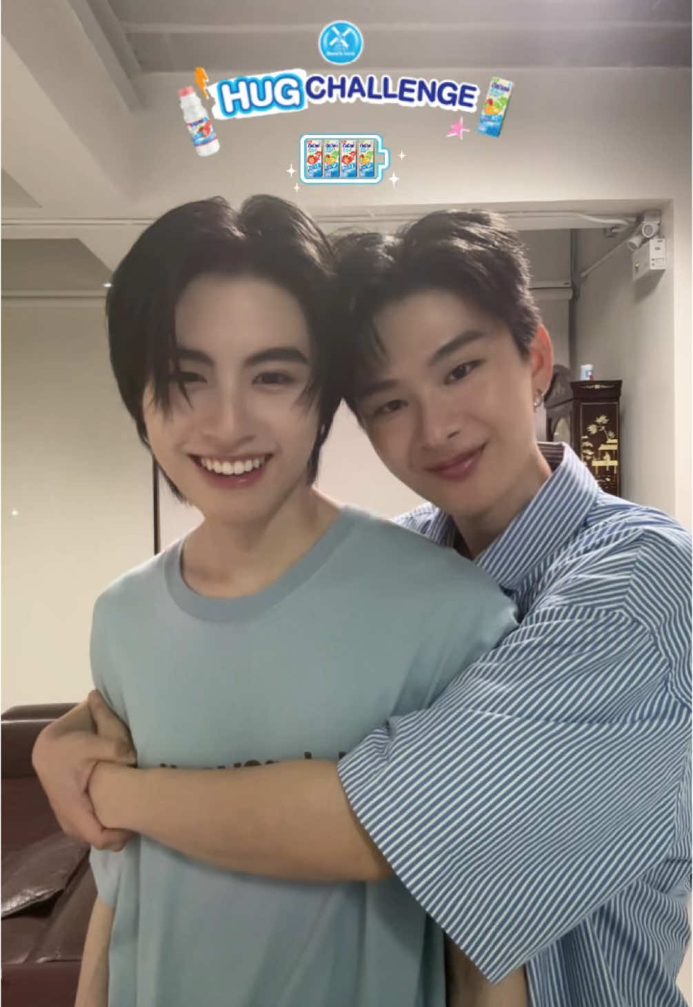 Come and Hug กับกิจกรรมนมเปรี้ยว Dutch Mill Hug Challenge ที่พร้อมชาร์จพลังใจให้ทุกคนด้วยการกอดแบบเต็มร้อย แล้วมาชาร์จพลังไปด้วยกันนะค้าบ  🩵👏🏻 #DYGHugChallenge#กอดชาร์จพลังใจกับนมเปรี้ยวดัชมิลล์์#นมเปรี้ยวดัชมิลล์์#thaichayanonn#aaashirakornn#BUSbecauseofyouishinee  
