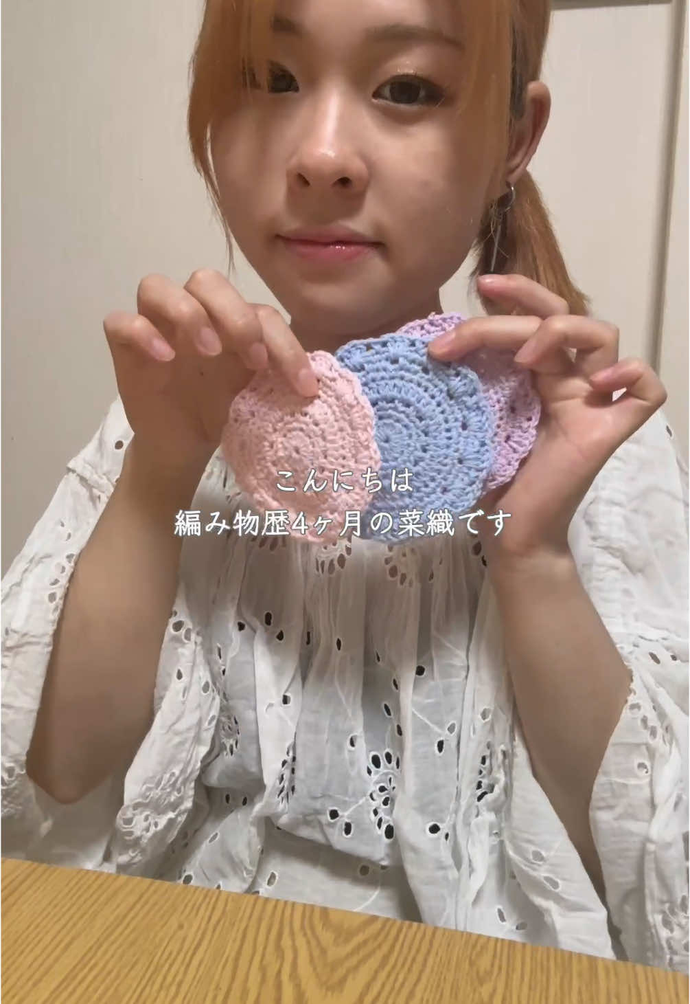 ご視聴ありがとうございます。菜織（なおり）です🫶 今回はコースターを作りました！ 編集中、機械音声に「コースター」って言わせすぎてゲシュタルト崩壊が起きました。コースターってなんだっけ？ ↓↓今回の動画で作った作品の参考動画↓↓ LiLi nana様:「【余り糸で編める】コースターの編み方【かぎ針編み】」 https://youtu.be/QfxDCJhdRrs?si=VyUZ7wK5T4b83MAJ YouTubeチャンネル「菜織の編み物日記」 X(旧:Twitter)@Takeno_Naori_ インスタ:@takeno_naori TikTok:@Takeno.naori #かぎ編み #かぎ針 #編み物 #あみもの #編み物初心者 #crochet #手作り #ハンドメイド 声: #音読さん #小物 # コースター #lilinana作品