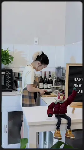 Có một bông hoa sau rất nhiều năm rực rỡ, đã chọn thu mình lại khi tiết trời đang độ trong xanh. Giữa khoảng không ngọt ngào nắng mai, từng cánh hoa lần lượt khép mình. Những mong manh nằm san sát nhau, khẽ ôm lấy phần nhuỵ hoa đã bao ngày sứt mẻ ! 