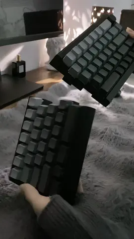 You know how i love a keyboard you can crack in half!!!☠️🖤🎮😎 #keyboard #foryoulage #fyp #typ #foryou #customkeyboard #cool #mechanicalkeyboard #trending #game #fypシ #zornher #asmr #fypシ゚viral #foryoupage #trend #black #splitkeyboard 