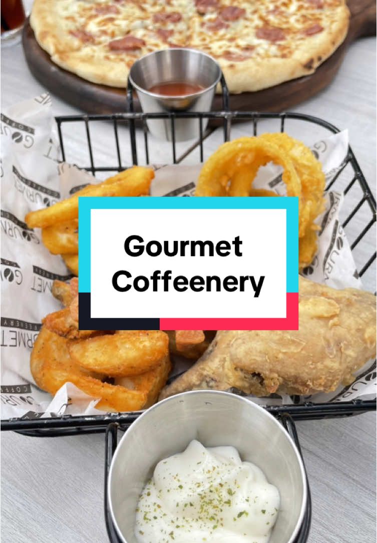 Udah sering kesini dan baru kli ini gue masukin feed, one of supaaaa comfort cafe tengah kota banget banget di Sukabumi, cocok banget buat ootd an dah gitu ya kmaren kita beli kue ultah di tempat sebagus ini cuma 60 ribu dah gitu bagus lagi. nilai pluussss ✨ @gourmetcoffeenery  #coffee #coffeshop #cafe #cafesukabumi #sukabumikuliner #kulinersukabumi #sukabumifoodies #kopisusu #coffeelover #placetogo #placetogosukabumi #infosukabumi #sukabumihits #gourmetcoffeenerysukabumi #fyp 