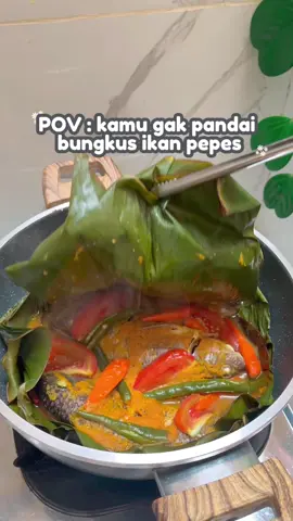 Baru tau juga ada namanya pepes batu’up rasanya gak kalah enak dari pepes kering yang di bungkus.  Btw aku orang medan, kalo bikin pepes ya di bungkus daon dan di cucuk lidi. PEPES IKAN BATU’UP [Pepes Ikan Praktis KHAS Kalimantan] Bahan 1 :  • 600 Gr (3 ekor) Ikan (dibersihkan & dikerat 4 bagian) • 4 Lembar Daun Pisang (besarnya seukuran permukaan wajan) Bahan 2: (dihaluskan) • 8 Buah Bawang Merah • 4 Biji Kemiri (disangrai) • 2 SDM Gula Merah • 1 Sachet Desaku Marinasi • 1 SDT Desaku Cabe Bubuk • 2 SDT Desaku Bawang Putih Bubuk • 1/4 SDT Garam • 5 SDM Minyak Goreng Bahan 3: • 2 Cm Jahe (dibelah 3 bagian, dimemarkan) • 2 Lembar Daun Salam • 2 Batang Serai (dipotong 8 cm dari bawah, dibelah, dimemarkan) • 1/2 buah Tomat (dipotong 8 bagian, buat taburan) • 2 buah Cabe Hijau (dipotong serong pendek, buat taburan)  #pepesikan #reseppepes #pepesan #pepesikanbatuup #ikanbatuup #pepesikanpraktis #ikanbatuup_satset #bcaxyz #fyp #viral #fypage 