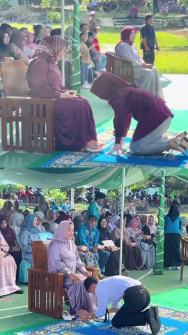 Moment menyentuh hati pada Acara Pengukuhan Peserta Didik Kelas XII SMAN 1 Mataraman #alumni2025  #smatraonebungas  #smatraone  #foryoupage  #fyppppppppppppppppppppppp 