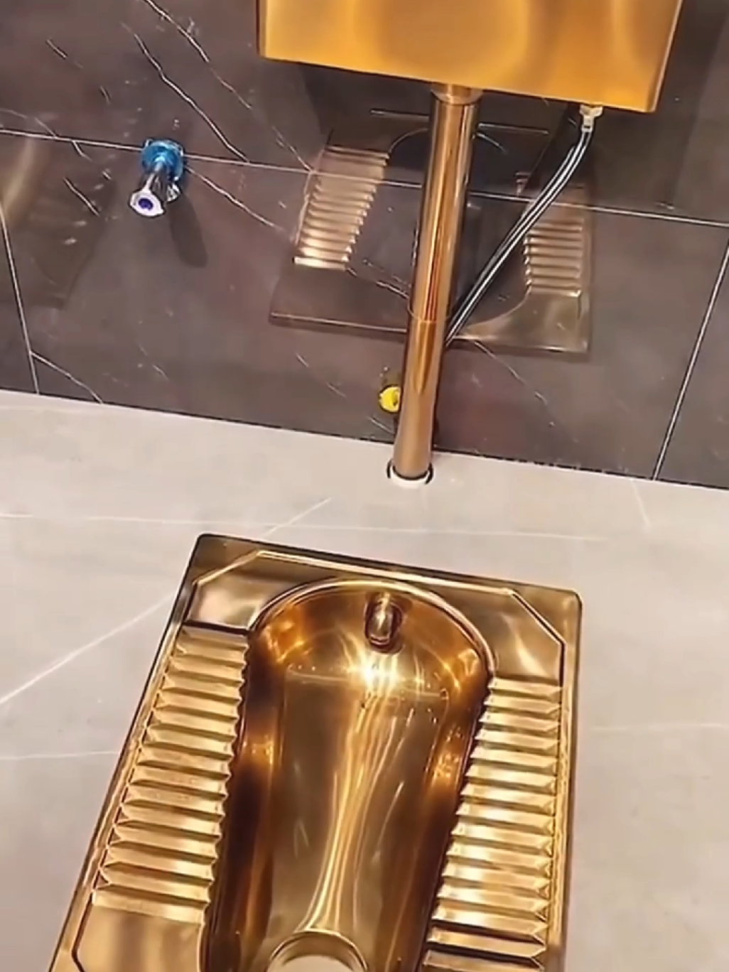 Dubai sheikhs loves gold!  #dubai #dubaisheikh #dubaigold #gold #goldiphone #goldphone #foryoupageofficiall #trendingnow #fyp #viralvideo #foryoupage #Lifestyle #reels #saudi 