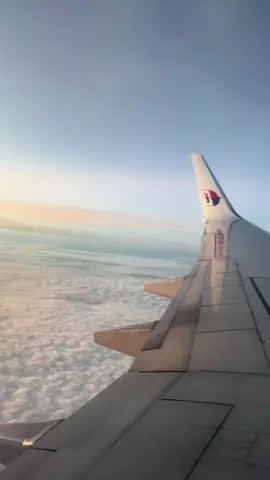 Window seat vibe ✨✈️ #sunset #malaysianairlines #clouds #windowseat #seat17A #aeroplanewing #fyp #traveltiktok #aviationlovers 