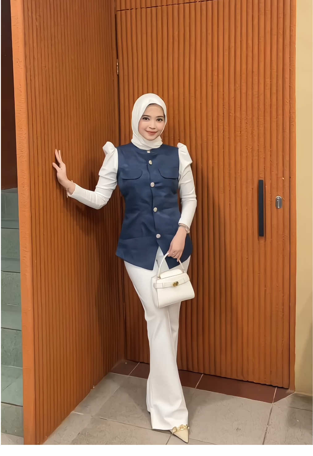 Sebagus ituu emang @eastrose.id 😍 btw aku pakai size m dan agua dark denim #fyp #OOTD #ootdhijab #outfitsimple #outfit #outfitinspo #minimalistoutfits 