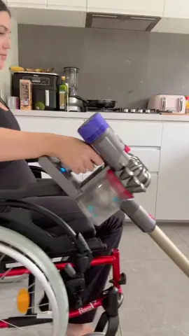 I was left alone for 30 minutes 🤦🏼‍♂️ Getting the hang of my wheels  . . #trauma #amputation #disability #disabilitytiktok #learningtowalk #viralvideo #mumsoftiktok #wheelchair @dyson_th 
