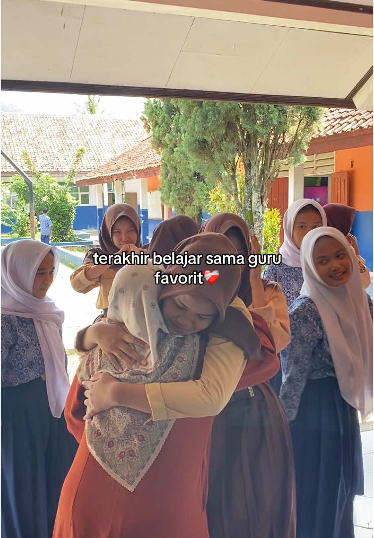 aa sedihh haruss ninggalin guruu baik iniii☹️❤️‍🩹  tag guru paling baik menurut kalian #menjelangkelulusan #agitmodepasrah #masasmp 