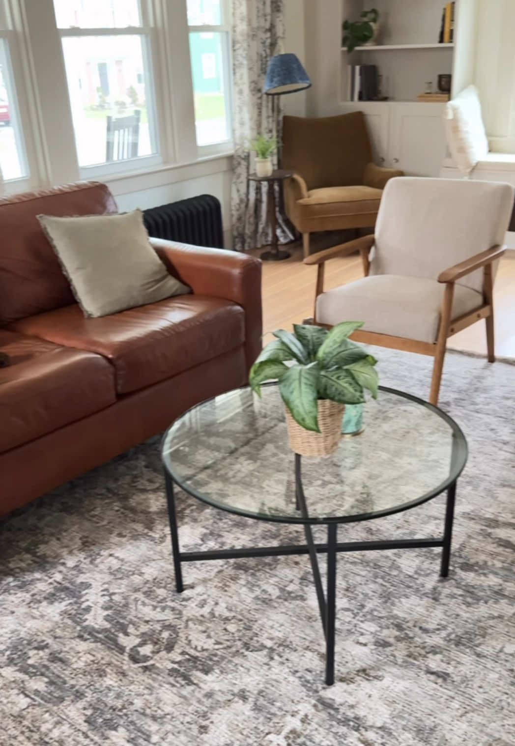 It was time to swap out this rug… and let’s be real, it was a tad bit too small 🙃 #homedecor #interiordesign #interiordecorating #homeinspo #decorinspo #livingroomdecor #homemakeover #beforeandafter #cozyhome #designinspo #arearug