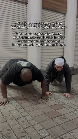 Tiba-tiba dia ajak lawan push up di tengah bandar tokyo. Layan.. Yang penting lagu ni sedap 😍#ustazadnin #tarbiahsentap #seniberdamaidengantakdir #naimdaniel 