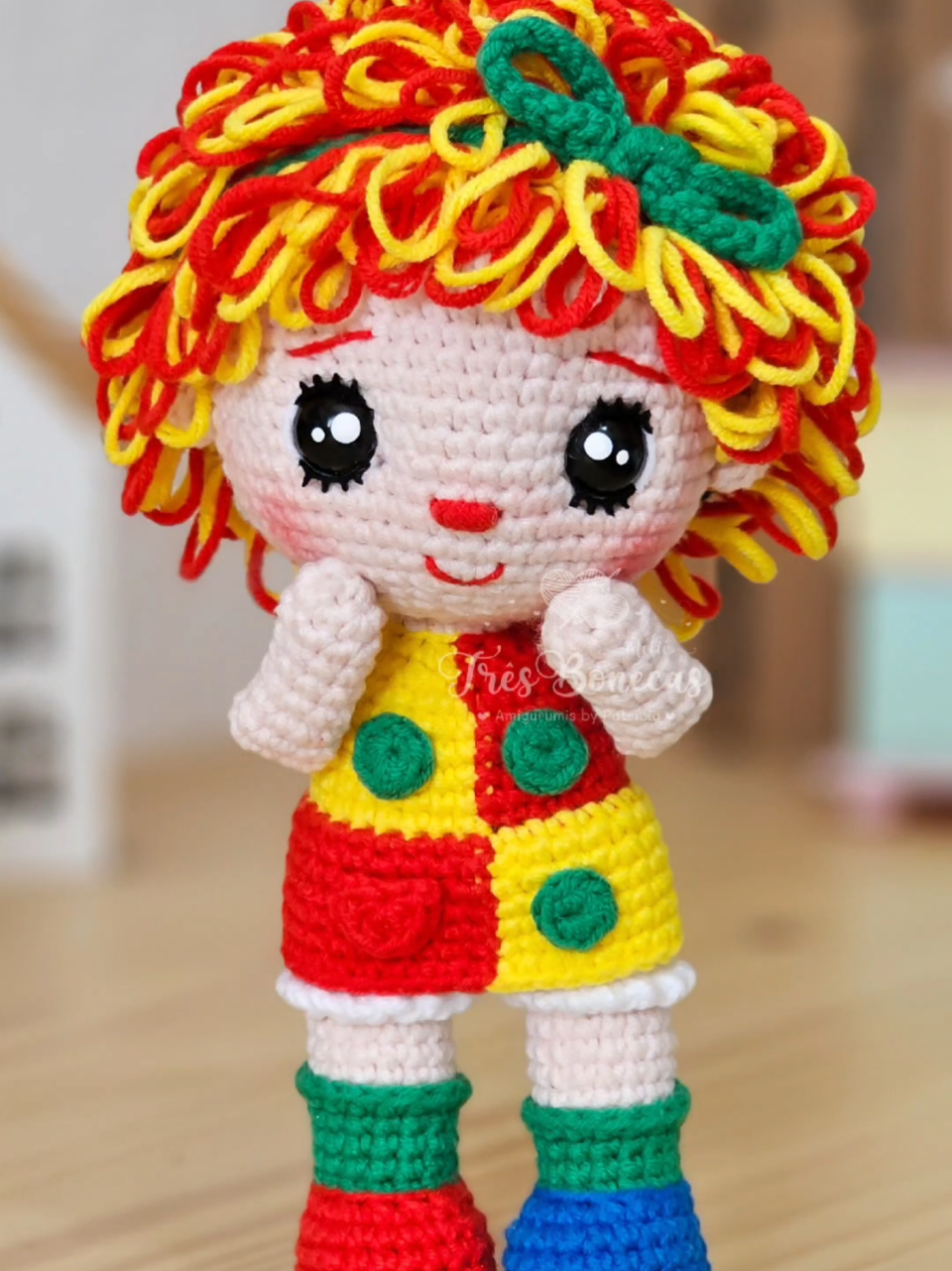 ✨ Chegou o momento tão esperado… A nossa personagem misteriosa é ninguém menos que Emília, a boneca de pano mais corajosa, falante e divertida do Sítio do Picapau Amarelo! 💫Criada por Tia Nastácia e trazida à vida pela pílula falante do Doutor Caramujo, Emília conquistou gerações com sua personalidade única, cheia de opiniões, travessuras e coragem. ✨Ela é símbolo da imaginação, da liberdade e da autenticidade e agora vai ganhar vida nas suas mãos em forma de amigurumi!🧶😍 E o melhor: vou ensinar você a fazer a Emília totalmente de graça na Oficina do Amigurumi Rápido!⏱️ Sim! Um evento online, gratuito e repleto de aprendizado que acontecerá dos dias 02 a 05 de junho! ✅Clique no link da rede vizinha para garantir sua vaga e já se preparar para essa aventura cheia de cor, criatividade e nostalgia! Vamos juntas dar vida à Emília? 👇https://atelietresbonecas.com.br/inscrever-org-jun25 #bonecaamigurumi #artesanato #amigurumicrochê #piratariadigitalnao #amigurumeiras #artesã #receitaamigurumi #crocheteira #croche #crochê #cursodeamigurumi #amigurumibrasil  #sitiodopicapauamarelo 