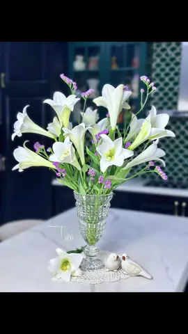 Những bông loa kèn lai cánh dày, hoa to ú ụ. Nhưng em vẫn thích kèn ta hơn 😙 #hoaloaken #camhoa #lothuytinhcamhoa #binhthuytinhcamhoa #lythuytinh #lohoadep #binhhoadep 