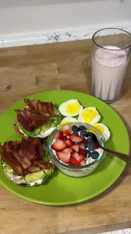 Make Breakfast with Me 🍓🫐 #vgfitness #fuelyourmorning #easybreakfastideas #balancedbreakfast #simpleeatsdaily #gutfriendlyeats #explorevgfitness #explore 