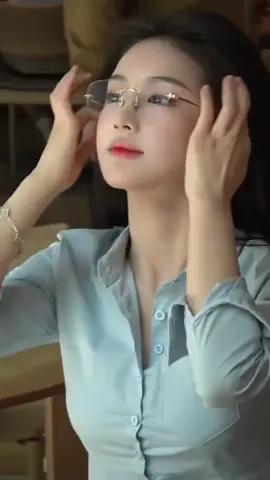 Đeo kính hay không đeo thì đẹp ạ? #beautygirl #angels #douyingirl 