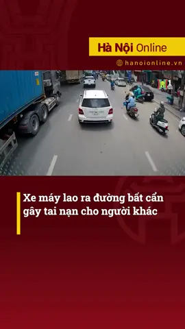 Tình huống được camera hành trình ghi lại trên tuyến đường Hồ Tùng Mậu, Hà Nội. Trong khi đường phố khá đông xe, một tài xế công nghệ mặc đồng phục xanh SM bất ngờ lao xe từ trong ngõ nhỏ ra đường lớn mà không có bất kỳ dấu hiệu quan sát hay giảm tốc độ nào. #truyenhinhhanoi #tintuc #daihanoi#HồTùngMậu #HàNội #TàiXếCôngNghệ #SM #VaChạmGiaoThông #CameraHànhTrình #GiaoThôngHàNội #ĐườngĐôngXe #NgõNhỏ #KhôngQuanSát #KhôngGiảmTốcĐộ #TaiNạnGiaoThông #AnToànGiaoThông #LuậtGiaoThông #XeMáy #ĐồngPhụcXanh #TìnhHuốngBấtNgờ #NguyHiểm #ÝThứcGiaoThông