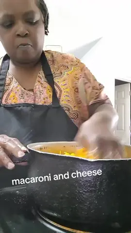 just be mixing anything with her hands at dis point🤢#fyp #reels #wtf #macaroniandcheese #tiktok 