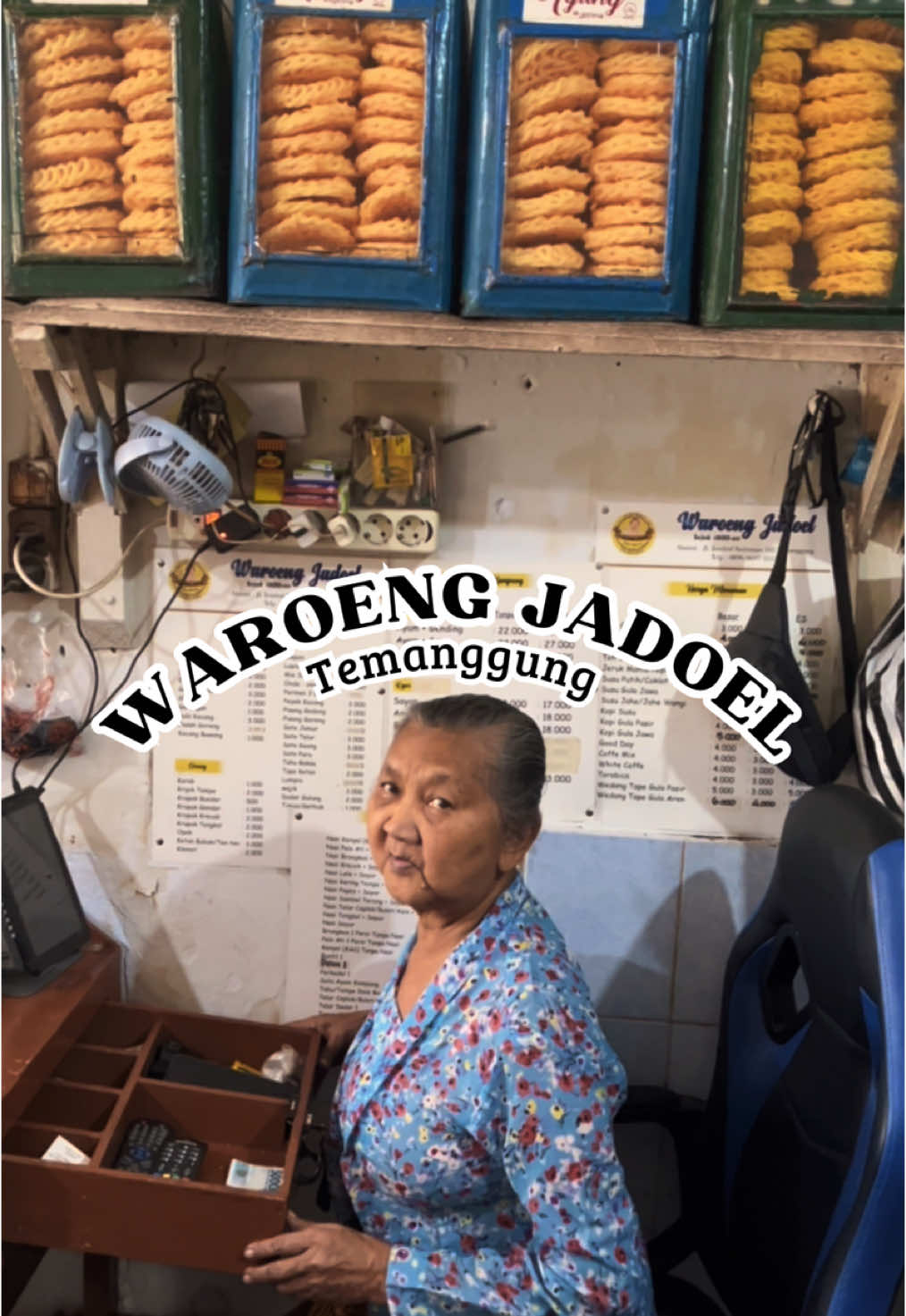 📍 WAROENG JADOEL TEMANGGUNG - RASA NDESO YANG BIKIN KANGEN! Pernah bayangin makan di rumah nenek dengan rasa masakan zaman dulu yang autentik banget? Di sinilah tempatnya! Dari opor ayam kampung, brongkos, sampai jajan pasar. Semua lengkap dan berasa nostalgia. Yang bikin makin keren, warung ini udah berdiri sejak zaman penjajahan Jepang, lho!  📌 Lokasi: Jl. Jenderal Sudirman No. 102, Temanggung 🕒 Buka 24 jam nonstop! 👵 Pengelola: Bu Siti, generasi ke-3 dari pendiri asli Wajib mampir kalau kamu lagi di Temanggung! Rasanya bukan cuma enak, tapi bersejarah. 🥹❤️ #fyp #waroengjadoel #kulinerlegendaris #temanggunghits #kulinerjadul #makanantempodoeloe #kulinerjawa #kulinerindonesia #makanenak #kulinerviral #wajibmampir #kuliner24jam #kulinertradisional #wongjowo #indonesianeats #recommendedplace #exploretemanggung #kulinerfyp 