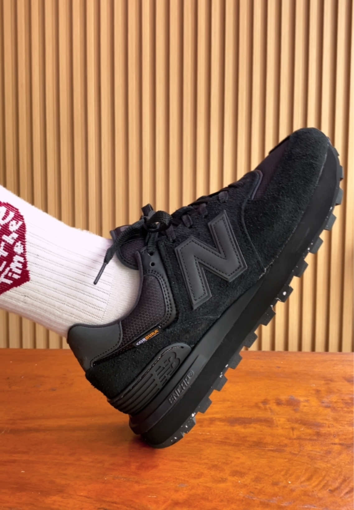 New Balance 574 Legacy Cordura Black Ready size 40 s/d 44 (Tanyakan lebih detail mengenai produk sebelum membeli) ___ Werken Store Jl. Sukardi Hamdani No.15 Palapa IV UBL Kota Bandar Lampung Instagram: @werkenstore Marketplace Shopee: werken.store Whatsapp: 085380096300 #sneakerlampung #sneakerbandarlampung #sneakerslampung #werken #werkenstore #sepatuwerken #sneakeroriginal #jualsneaker #bandarlampung #lampung #jualsepatu #sneakerhead #originalmurah #sepatulampung