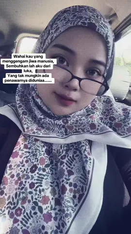 Wahai kau yang menggengam jiwa manusia, Sembuhkan lah aku dari luka, Yang tak mungkin ada penawarnya diduniaa…….