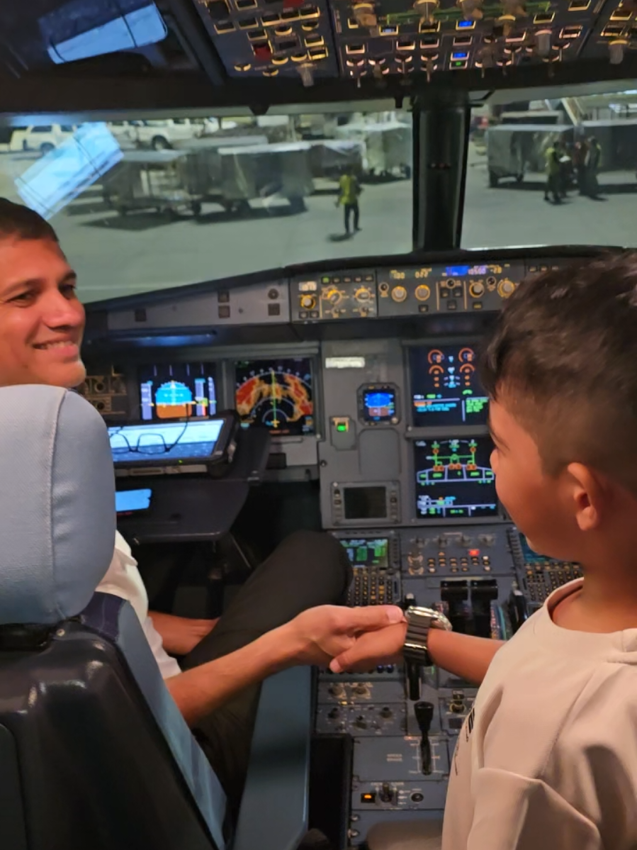 Kids handshaking with pilot while travelling #viralreel #foryoupage #foryour #fyr #follow 