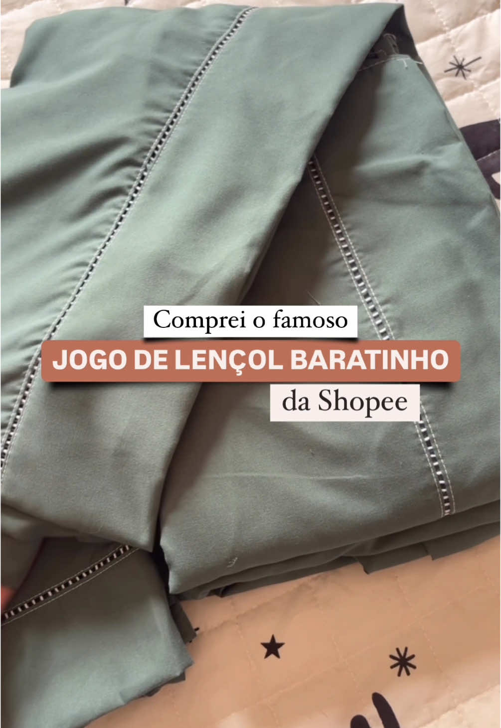 Por R$ 39,90! 🤭 Achei o jogo de lençol verde do jeitinho que eu queria e no precinho. Em micropercal 400 fios, o kit vem com 3 peças: 2 fronhas e 1 lençol com elástico (mas conversando com o vendedor também comprei o lençol de cima avulso). Minha cama é Queen e comprei no tamanho Queen mesmo.  Achei o tecido super macio e manteve a qualidade mesmo após lavar antes do primeiro uso. Já o resultado da cama posta, está aí no vídeo. E você, compraria? Ou já conhece esse jogo de lençol? Me conte nos comentários. . . . . #camaposta #camapostadasemana #comprinhasshopee #compreinashopee #acheinashopee #jogodelençol #baratinhos 